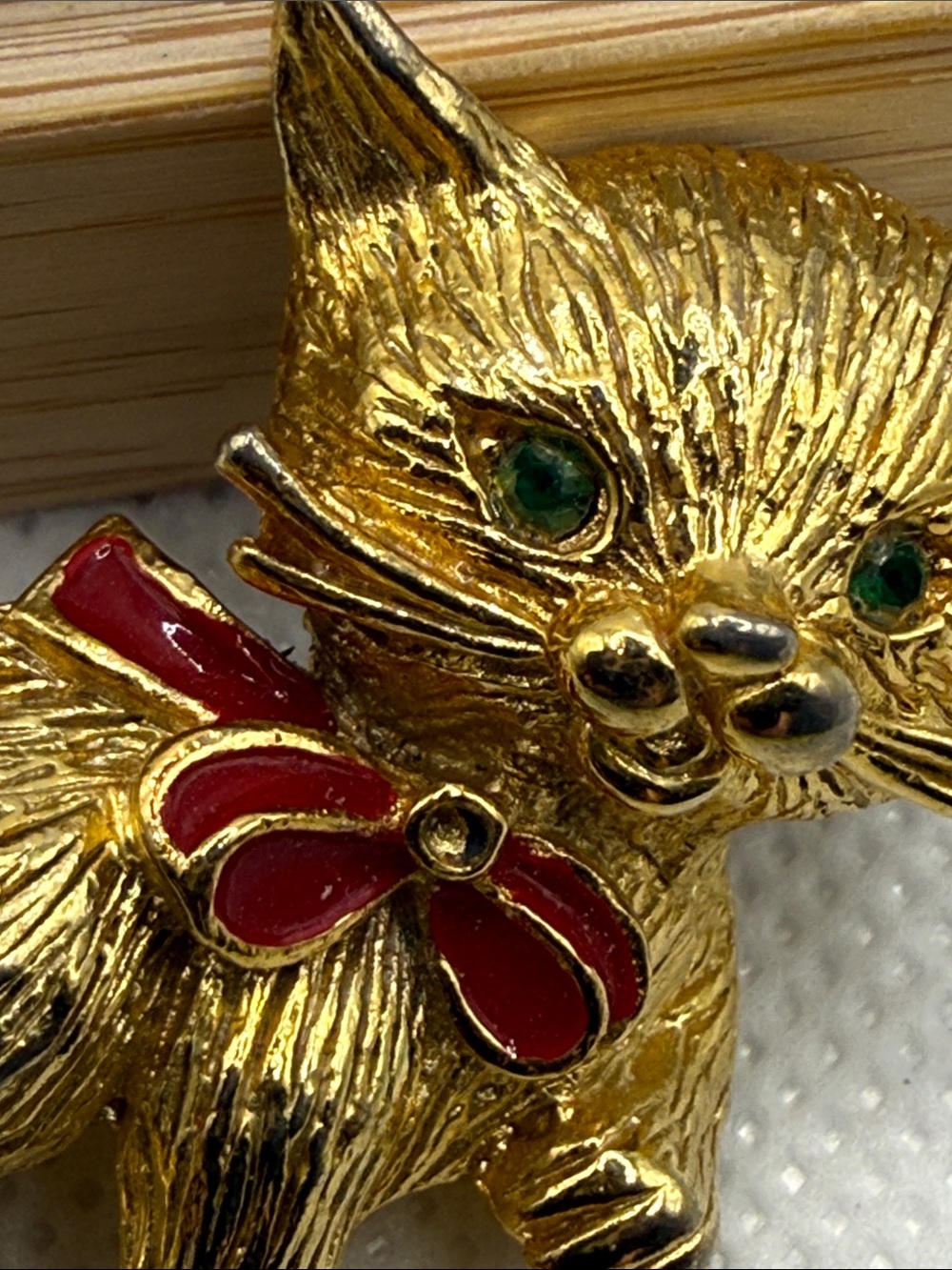 Vintage Gold-Tone Cat Brooch with Red Bow and Green Eyes signed - Picture 4 of 12